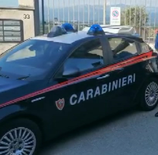 Ruba prodotti alimentari dalla propria ditta, arrestato un 44enne